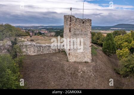 Luftaufnahme der zerstörten mittelalterlichen gotischen Burg Essegvar auf einem Hügel über Band in der Grafschaft Veszprem, Bakony Berge Ungarn mit teilweise restauriert aufhört Stockfoto