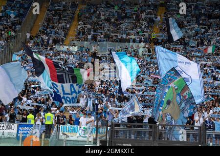 Rom, Italien. September 2021. Die Fans von Latium in Aktion während der Italienischen Fußball-Liga Ein Spiel von 2021/2022 zwischen SS Lazio und Cagliari im Olimpic Stadium. Kredit: Cosimo Martemucci/Alamy Live Nachrichten Stockfoto