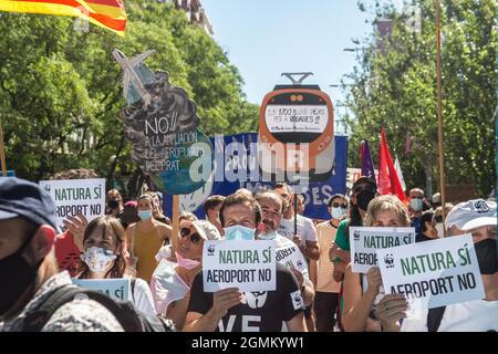 Barcelona, Katalonien, Spanien. September 2021. Demonstranten werden mit Transparenten mit dem Symbol der internationalen Nichtregierungsorganisation WWF gesehen, die sagen, natura ja Flughafen Nr. verschiedene Plattformen und Umweltorganisationen demonstrieren an diesem Sonntag in Barcelona gegen die Erweiterung des Flughafens, Josep Tarradellas Barcelona ''' El Prat Airport, das Projekt würde das Llobregat Delta-Gebiet betreffen, Ein geschützter Bereich. Derzeit wurde das Projekt von der spanischen Regierung geparkt, da die Generalitat von Katalonien keine Unterstützung erhalten hat. (Bild: © Thiago Prudencio/DAX Stockfoto