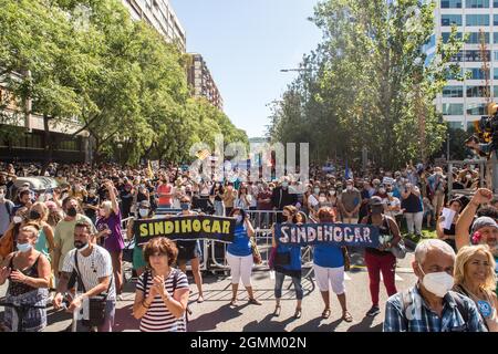 Barcelona, Katalonien, Spanien. September 2021. Verschiedene Plattformen und Umweltorganisationen demonstrieren an diesem Sonntag in Barcelona gegen die Erweiterung des Flughafens, Josep Tarradellas Barcelona ''' El Prat Airport, das Projekt würde das Llobregat-Delta, ein Schutzgebiet, betreffen. Derzeit wurde das Projekt von der spanischen Regierung geparkt, da die Generalitat von Katalonien keine Unterstützung erhalten hat. (Bild: © Thiago Prudencio/DAX via ZUMA Press Wire) Stockfoto