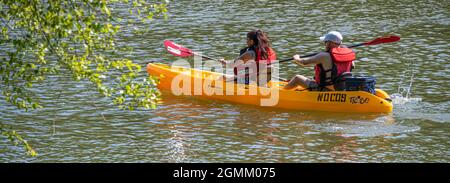 Paar Kajakfahrten auf dem Chattahoochee River nördlich von Atlanta, Georgia, in einem Tandem-Mietkajak vom Nantahala Outdoor Center (NOC). (USA) Stockfoto