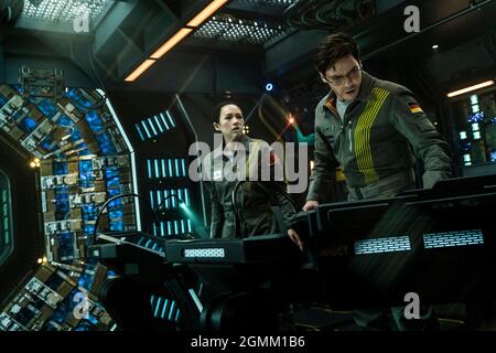 VERÖFFENTLICHUNG: 13. April 2018 TITEL: The Cloverfield Paradox STUDIO: Netflix REGIE: Julius Onah PLOT: Wissenschaftler testen ein Gerät, um eine Energiekrise zu lösen und stehen einem Planeten am Rande des Krieges gegenüber, um eine dunkle alternative Realität zu erleben. MIT den HAUPTROLLEN: Gugu Mbatha-Raw, David Oyelowo, Daniel Bruhl. (Kreditbild: © Netflix/Entertainment Picturs) Stockfoto