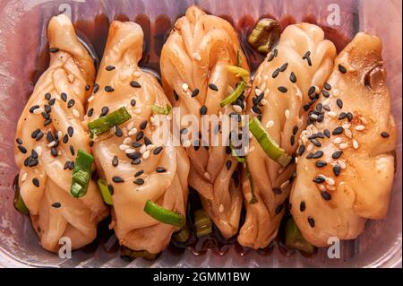 Fünf Gyozas. Gedämpfte chinesische Knödel, verziert mit Samen auf der Oberseite und Sojasauce. Traditionelle asiatische Küche. Horizontal. Luftaufnahme Stockfoto