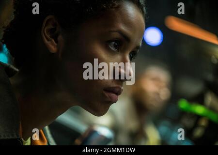 VERÖFFENTLICHUNG: 13. April 2018 TITEL: The Cloverfield Paradox STUDIO: Netflix REGIE: Julius Onah PLOT: Wissenschaftler testen ein Gerät, um eine Energiekrise zu lösen und stehen einem Planeten am Rande des Krieges gegenüber, um eine dunkle alternative Realität zu erleben. MIT den HAUPTROLLEN: Gugu Mbatha-Raw, David Oyelowo, Daniel Bruhl. (Kreditbild: © Netflix/Entertainment Picturs) Stockfoto