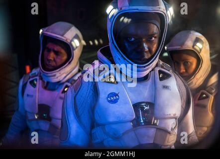 VERÖFFENTLICHUNG: 13. April 2018 TITEL: The Cloverfield Paradox STUDIO: Netflix REGIE: Julius Onah PLOT: Wissenschaftler testen ein Gerät, um eine Energiekrise zu lösen und stehen einem Planeten am Rande des Krieges gegenüber, um eine dunkle alternative Realität zu erleben. MIT den HAUPTROLLEN: Gugu Mbatha-Raw, David Oyelowo, Daniel Bruhl. (Kreditbild: © Netflix/Entertainment Picturs) Stockfoto