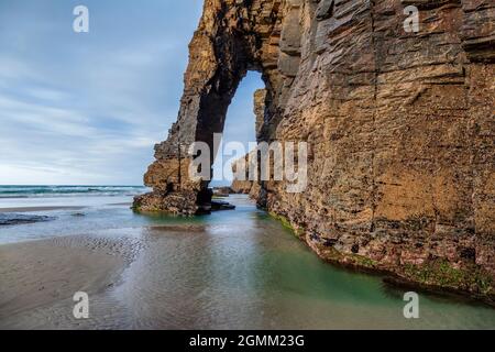 Die schönen Felsformationen des Kathedralen Strand. Lugo, Galicien, Spanien Stockfoto