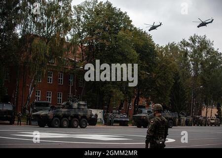 Polnische Landstreitkräfte Soldaten der 16. Mechanisierten Division führen eine Parade mit Fahrzeugen in Olsztyn, Polen, am 19. September 2021 durch. Soldaten der Kampfgruppe Polen nahmen an der Feiertagsfeier der 16. Mechanisierten Division in Polen Teil, um unsere Partnerschaft mit unseren Verbündeten zu unterstützen und aufzubauen. (USA Army by SPC. Osvaldo Fuentes) Stockfoto