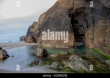 Die schönen Felsformationen des Kathedralen Strand. Lugo, Galicien, Spanien Stockfoto