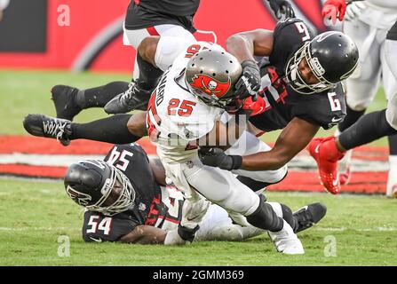 Tampa, Usa. September 2021. Dante Fowler Jr. (6) und Foyesade Oluokun (54) von Atlanta Falcons bekämpfen Giovani Bernard (25) von Tampa Bay Buccaneers (19) während der zweiten Hälfte im Raymond James Stadium in Tampa, Florida, am Sonntag, den 2021. September. Foto von Steve Nesius/UPI Credit: UPI/Alamy Live News Stockfoto