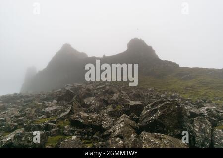 Majestätische Felsformation das Gefängnis von Quiraing, umgeben von Nebel, Isle of Skye, Schottland Stockfoto