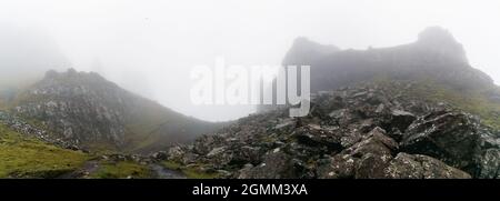 Panorama der majestätischen Felsformation das Gefängnis von Quiraing, umgeben von Nebel, Isle of Skye, Schottland Stockfoto