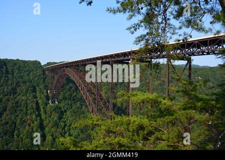 Die New River Gorge Bridge, Teil von Amerikas neuestem Nationalpark, ist 876 Fuß hoch und 3000 Fuß lang und die zweithöchste Stahlbogenbrücke in den USA. Stockfoto