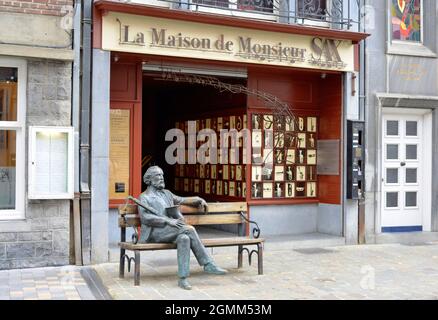 Dinant, Belgien 08-17-2014 Adolphe Sax Museum und Skulptur des Erfinders des Saxophons Stockfoto