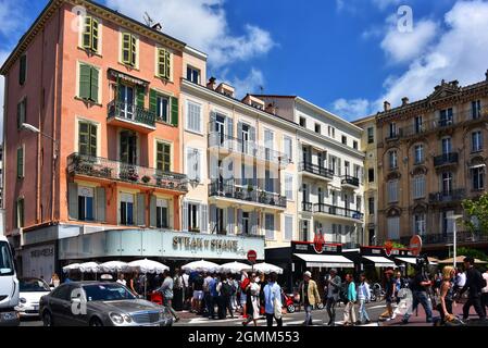 Cannes, Frankreich - 11. Mai 2018: Steak n Shake, eine amerikanische Restaurantkette mit zwangloser Atmosphäre, und Upside Down Café und Restaurant im angesagten Stadtzentrum von Cannes. Stockfoto