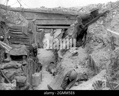 Ein deutscher Graben, der von britischen Soldaten in der Nähe der Albert-Bapaume-Straße bei Ovillers-la-Boisselle besetzt wurde, Juli 1916 während der Schlacht an der Somme. Die Männer stammen aus Einer Kompanie, dem 11. Bataillon, dem Regiment von Schenhire. Stockfoto