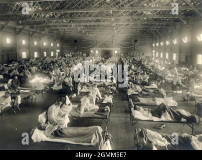 Patienten in einem Militärkrankenhaus während der Spanischen Grippe-Pandemie im Jahr 1918 Stockfoto