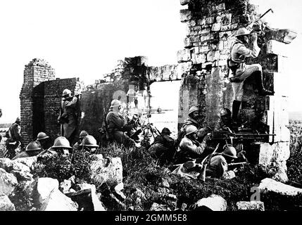 Französische Truppen unter General Gouraud, mit ihren Maschinengewehren in den Ruinen einer Kathedrale in der Nähe der Marne im Jahr 1918 Stockfoto