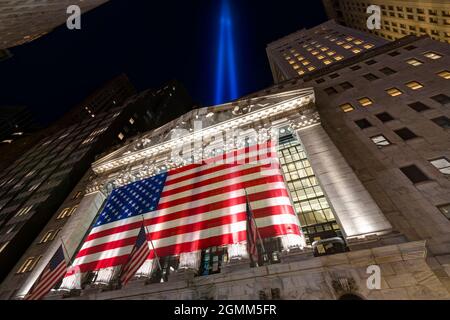 9/11 Tribut im Licht. New York Stock Exchange beleuchtet in der Nacht. Blick von der Broad Street, Manhattan, USA. Stockfoto