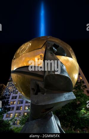 9/11 Tribut im Licht. Koenig Kugel beleuchtet in der Nacht. Blick vom Liberty Park, Manhattan, USA Stockfoto