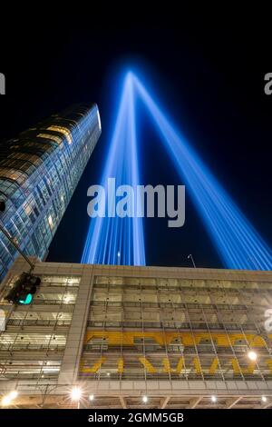 9/11 Tribut im Licht. Lower Manhattan bei Nacht beleuchtet. Battery Parking Garage. Blick von der West Street, Manhattan, USA. Stockfoto