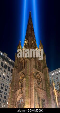 9/11 Tribut im Licht. Trinity Kirche beleuchtet in der Nacht. Blick vom Broadway, Manhattan, USA. Stockfoto