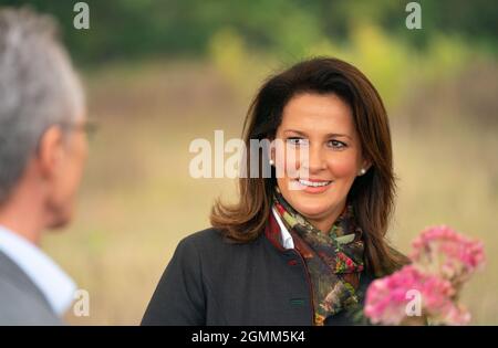 16. September 2021, Bayern, Thüngersheim: Die Bayerische Landwirtschaftsministerin Michaela Kaliber (CSU, r) bei einer Pressekonferenz wegen der Weinsorte 'Blauer Silvaner'. Diese Rebsorte 'Blauer Silvaner', die bisher nur Experten bekannt und sonst vergessen wurde, wird von der Slow Food Organisation in die 'Arche des Geschmacks' aufgenommen. Foto: Nicolas Armer/dpa Stockfoto