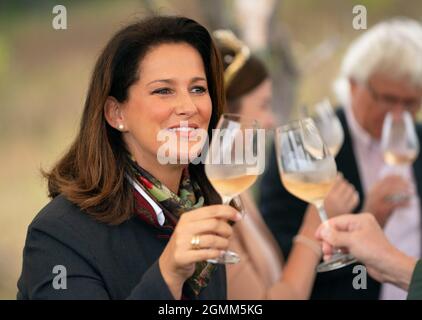 16. September 2021, Bayern, Thüngersheim: Die Bayerische Landwirtschaftsministerin Michaela Kaliber (CSU) röstet bei einer Pressekonferenz mit Wein der Sorte 'Blauer Silvaner'. Diese Rebsorte 'Blauer Silvaner', die bisher nur Experten bekannt und sonst vergessen wurde, wird von der Slow Food Organisation in die 'Arche des Geschmacks' aufgenommen. Foto: Nicolas Armer/dpa Stockfoto