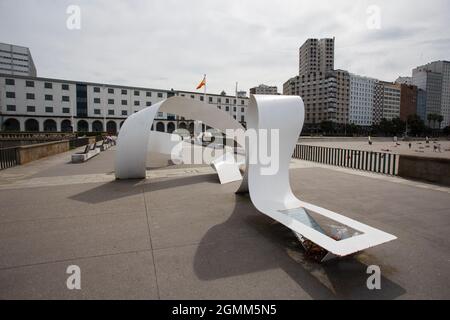 A Coruna, Spanien, 12. September 2021 : Denkmal für tote Polizisten am Strand von Orzan in A Coruna; Helden, die beim Versuch starben, eine ertrinkende Person zu retten Stockfoto