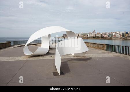 A Coruna, Spanien, 12. September 2021 : Denkmal für tote Polizisten am Strand von Orzan in A Coruna; Helden, die beim Versuch starben, eine ertrinkende Person zu retten Stockfoto