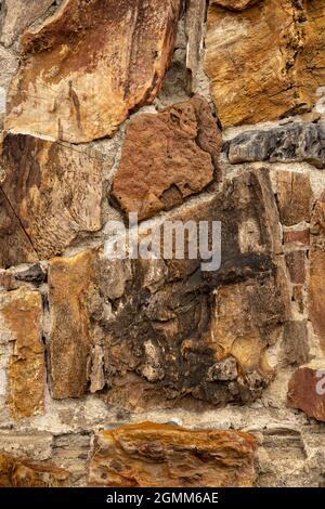 Detail der versteinerten Holzstämme bilden einen Kamin Hintergrundbild Stockfoto