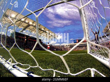 13 2012. MAI: Sheanon Williams (25) und Danny Mwanga (10) von der Philadelphia Union feiern das zweite Tor von Lionard Pajoy (23) gegen das New Yo Stockfoto