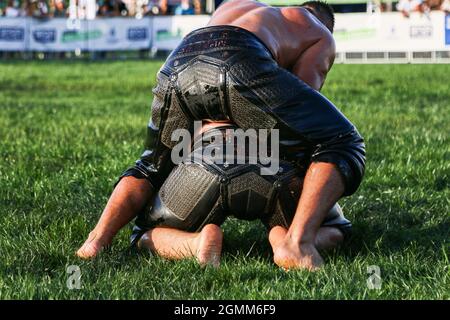 Istanbul, Türkei. September 2021. Ölwrestler ringen während des traditionellen Ulugazi Oil Wrestling Turniers in Istanbul. Viele berühmte Ölwrestler nahmen an dem Wrestlingturnier Teil, das von der Stadtverwaltung Istanbul nach 83 Jahren organisiert wurde. Kredit: SOPA Images Limited/Alamy Live Nachrichten Stockfoto