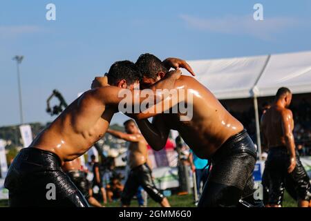 Istanbul, Türkei. September 2021. Ölwrestler ringen während des traditionellen Ulugazi Oil Wrestling Turniers in Istanbul. Viele berühmte Ölwrestler nahmen an dem Wrestlingturnier Teil, das von der Stadtverwaltung Istanbul nach 83 Jahren organisiert wurde. Kredit: SOPA Images Limited/Alamy Live Nachrichten Stockfoto