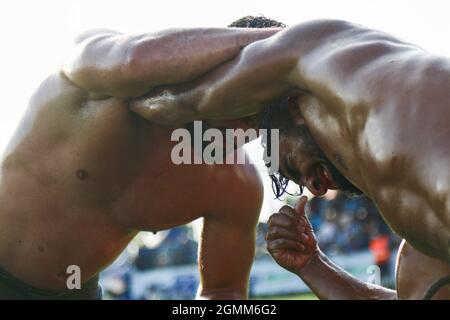 Istanbul, Türkei. September 2021. Ölwrestler ringen während des traditionellen Ulugazi Oil Wrestling Turniers in Istanbul. Viele berühmte Ölwrestler nahmen an dem Wrestlingturnier Teil, das von der Stadtverwaltung Istanbul nach 83 Jahren organisiert wurde. Kredit: SOPA Images Limited/Alamy Live Nachrichten Stockfoto