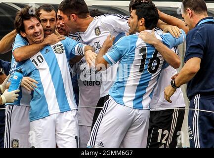 09 2012. JUNI: Lionel Messi (10) aus Argentinien erzielte nach seinem dritten Tor den Spielsieger gegen Brasilien bei einem internationalen Freundschaftsspiel bei M Stockfoto