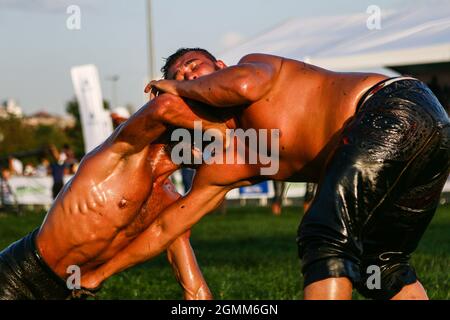 Istanbul, Türkei. September 2021. Ölwrestler ringen während des traditionellen Ulugazi Oil Wrestling Turniers in Istanbul. Viele berühmte Ölwrestler nahmen an dem Wrestlingturnier Teil, das von der Stadtverwaltung Istanbul nach 83 Jahren organisiert wurde. Kredit: SOPA Images Limited/Alamy Live Nachrichten Stockfoto