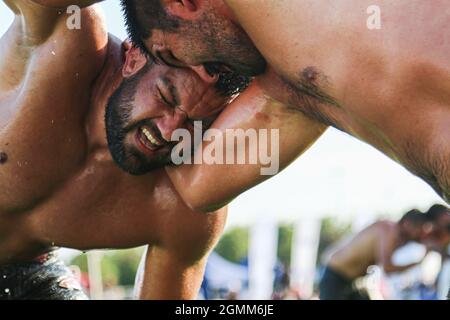 Istanbul, Türkei. September 2021. Ölwrestler ringen während des traditionellen Ulugazi Oil Wrestling Turniers in Istanbul. Viele berühmte Ölwrestler nahmen an dem Wrestlingturnier Teil, das von der Stadtverwaltung Istanbul nach 83 Jahren organisiert wurde. (Foto von Hakan Akgun/SOPA Images/Sipa USA) Quelle: SIPA USA/Alamy Live News Stockfoto