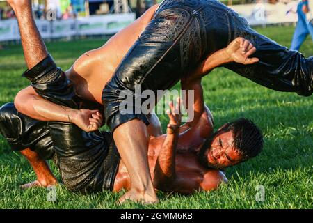 Istanbul, Türkei. September 2021. Ölwrestler ringen während des traditionellen Ulugazi Oil Wrestling Turniers in Istanbul. Viele berühmte Ölwrestler nahmen an dem Wrestlingturnier Teil, das von der Stadtverwaltung Istanbul nach 83 Jahren organisiert wurde. (Foto von Hakan Akgun/SOPA Images/Sipa USA) Quelle: SIPA USA/Alamy Live News Stockfoto