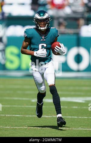 19. September 2021: Der Philadelphia Eagles Wide Receiver DeVonta Smith (6) im Einsatz vor dem NFL-Spiel zwischen den San Francisco 49ers und den Philadelphia Eagles im Lincoln Financial Field in Philadelphia, Pennsylvania. Christopher Szagola/CSM Stockfoto