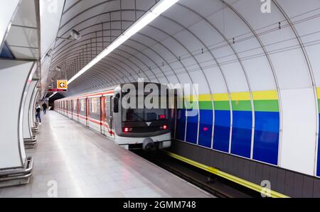 Zug mit Ankunft am Bahnhof Hloubetain in der Prager Metro Stockfoto