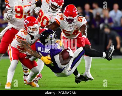 Baltimore, Usa. September 2021. Baltimore Ravens läuft zurück Ty'Son Williams (34) wird am Sonntag, den 19. September 2021, von den Kansas City Chiefs-Verteidigern Tyrann Mathieu (32) und Nick Bolton (54) im M&T Bank Stadium in Baltimore, Maryland, gestoppt. Foto von David Tulis/UPI Credit: UPI/Alamy Live News Stockfoto