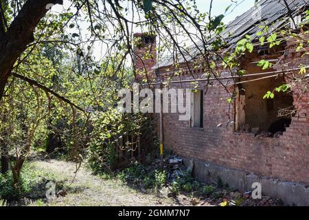 New York, Donezk, Ukraine. September 2021. Das Haus steht beschädigt nach dem Sommer 2021 Beschuss von New York. New York (ehemals Novgorodske 1951-2021) ist eine städtische Siedlung in der Region Donezk und liegt an der vordersten Front des Krieges der Ukraine mit von Russland unterstützten Separatisten. Das ukrainische parlament hat Novgorodske am 1. Juli 2021 wieder in New York umbenannt, wie es vor 1951 Jahren war. (Bild: © Andriy Andriyenko/SOPA Images via ZUMA Press Wire) Stockfoto