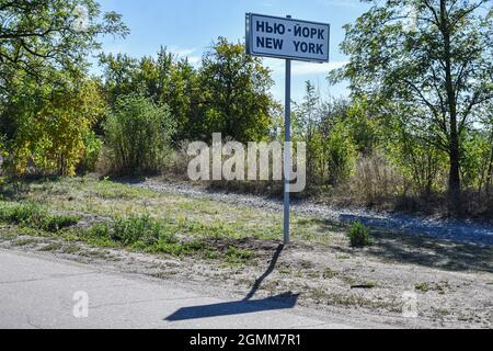 New York, Donezk, Ukraine. September 2021. Das New Yorker Straßenschild ist am Ende der Siedlung zu sehen. New York (ehemals Novgorodske 1951-2021) ist eine städtische Siedlung in der Region Donezk und liegt an der vordersten Front des Krieges der Ukraine mit von Russland unterstützten Separatisten. Das ukrainische parlament hat Novgorodske am 1. Juli 2021 wieder in New York umbenannt, wie es vor 1951 Jahren war. (Bild: © Andriy Andriyenko/SOPA Images via ZUMA Press Wire) Stockfoto