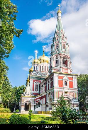 Die berühmte russische Kirche namens Rojdestvo in der Stadt Shipka, Bulgarien, wurde zu Ehren der russischen Soldaten erbaut. Stockfoto