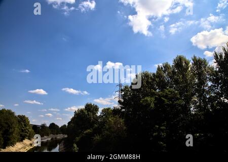 An einem sonnigen Tag in der italienischen Landschaft umgebener Kanal Stockfoto