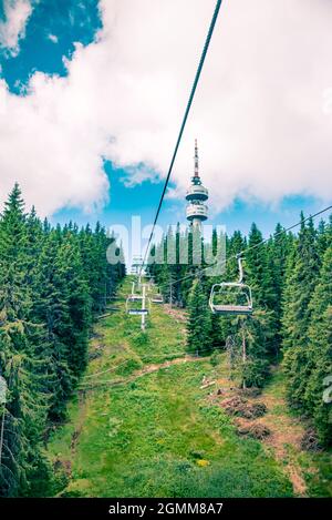 Ein Blick vom sitzenden Aufzug auf den Fernsehturm Snejanka in der Nähe des Pamporovo Resorts im Rhodopi Gebirge, Bulgarien. Stockfoto