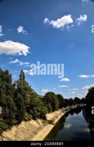 An einem sonnigen Tag in der italienischen Landschaft umgebener Kanal Stockfoto