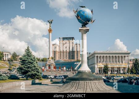Null-Kilometer-Zeichen in Form eines Globus auf dem Maidan Nazaleschnosti in Kiew, Ukraine Stockfoto