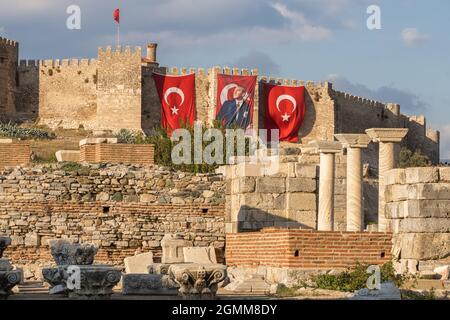 Die Ruinen der Johns Basilica und das antike Schloss Ayasuluk in Selcuk, Türkei Stockfoto