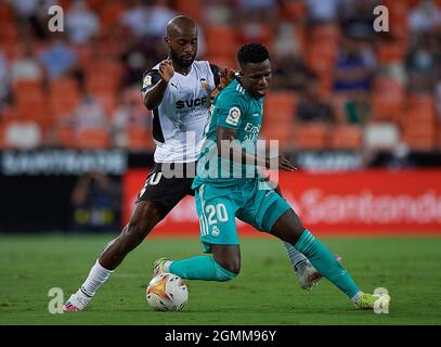 Valencia. September 2021. Der Real Madrid's Vinicius Jr. (R) spielt mit dem Valencianischen Dimitri Foulquier während eines Fußballspiels der ersten spanischen Liga zwischen Valencia CF und Real Madrid am 19. September 2021 in Valencia, Spanien. Quelle: Xinhua/Alamy Live News Stockfoto